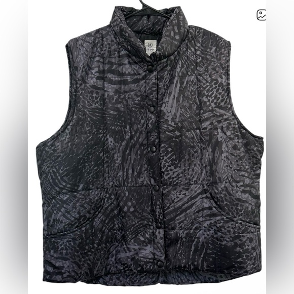 IZOD NWOT Puffer Vest Full Snap Closure Size 1X Front Pockets Black Gray - Picture 1 of 4